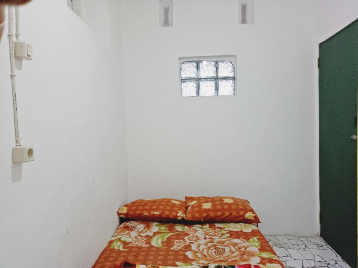 Griya Backpacker Pak Yon Bed & Breakfast Malang Exterior foto