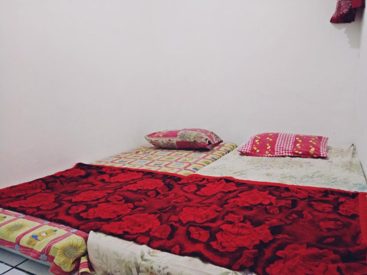 Griya Backpacker Pak Yon Bed & Breakfast Malang Exterior foto